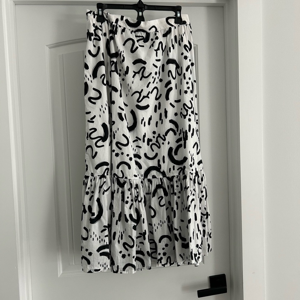 Tahari Black and White Abstract Tiered Maxi Skirt